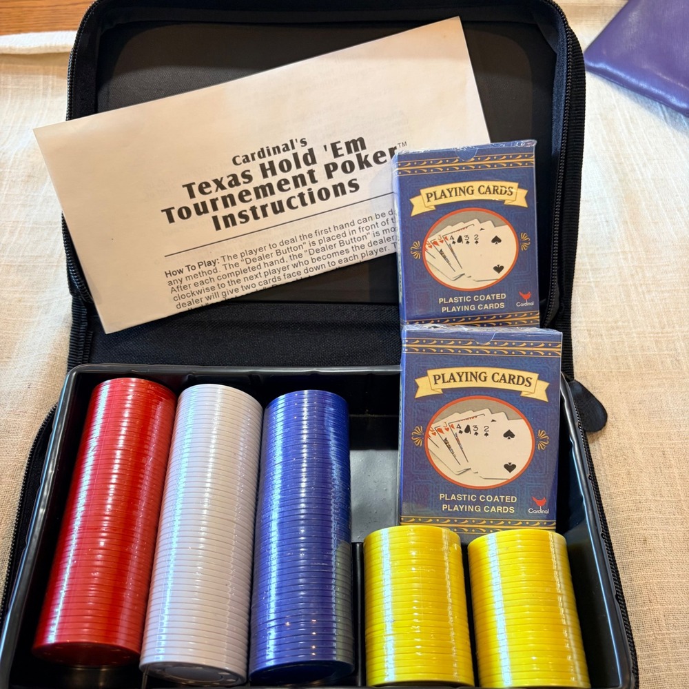 Cardinal Texas Hold‎ Em Tournament Poker Set with Travel Case 2 Decks Chips